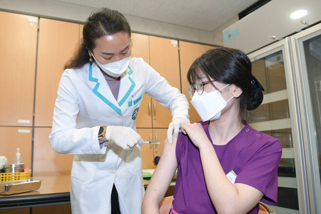 이하현 간호사가 보건소에서 백신 접종을 하고 있다. 세종시 제공