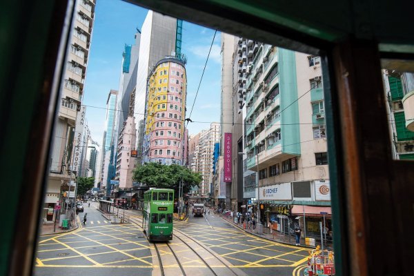홍콩의 완차이 지역을 지나는 트램. 117년 역사의 홍콩 트램은 현존하는 세계 유일의 2층 전차다.