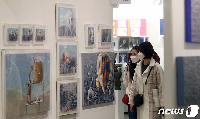 20일 서울 강남구 코엑스에서 열린 '2020 화랑미술제'에서 마스크를 착용한 관객들이 작품을 관람하고 있다. /뉴스1 © News1 황기선 기자