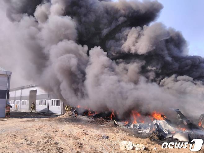 전북 김제시 백산면의 매트리스 생산공장에서 화재가 발생했다(전북소방본부 제공).© 뉴스1