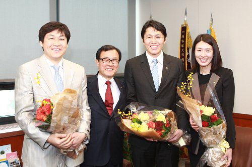 2012년 취임 뒤 기념촬영을 하고 있는 위성우(세번째) 감독과 전주원(네번째) 코치. /우리은행