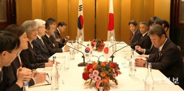 2019년 11월 강경화 외교부 장관(왼쪽에서 세 번째)이 일본 나고야에서 모테기 도시미쓰 일본 외상(오른쪽)과 회담하고 있다. 저자는 일본이 한국의 분단 상황에서 이익을 구하지 말고 동북아의 새로운 미래에 동참해야 한다고 촉구한다. 동아일보DB