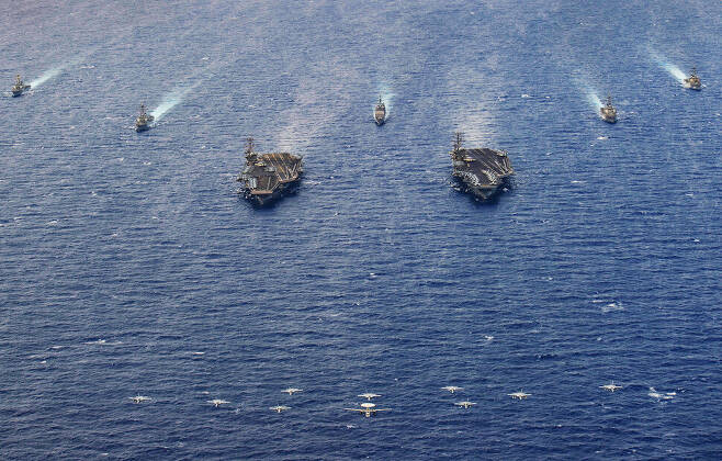미국 해군의 시어도어 루스벨트호와 니미츠호 항모강습단이 9일 남중국해에서 합동훈련을 하고 있다. 미국 해군 제공