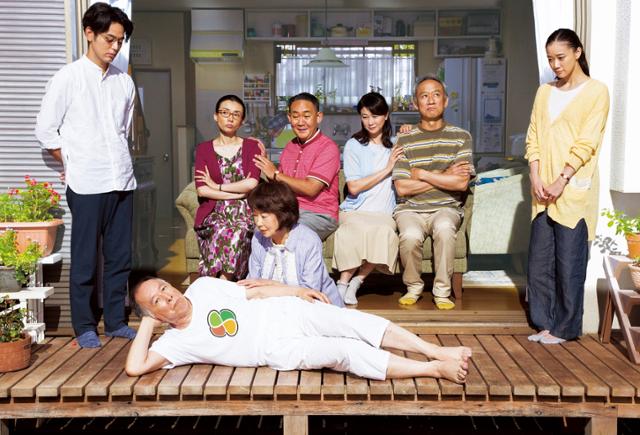 일본 영화 '가족은 괴로워2'. 고집불통 노인과 자식들의 소동극을 통해 삶의 비의를 전하려 한다. 왓챠 제공
