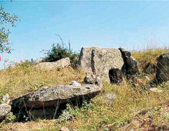 불가리아에 남아 있는 고조선식 고인돌 무덤과 적석총. [사진 토닌, 위키피디아, 히스토리움닷컴, 비엔나 문화역사박물관]