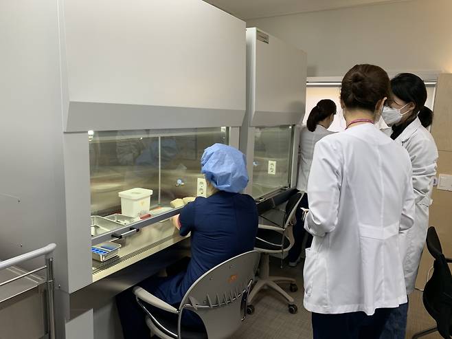 Scientists at the National Medical Center prepare doses of the Pfizer vaccine for administration to hospital personnel. (Kim Arin/The Korea Herald)