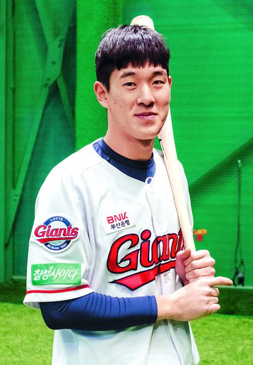 프로야구 롯데 자이언츠의 신인 내야수 나승엽이 지난달 경남 김해 상동구장에 마련된 신인 캠프에서 방망이를 들고 타격 훈련을 준비하고 있다. 나승엽은 지난 1일 부산 사직구장에서 시작된 롯데의 1군 스프링캠프에 신인 중 유일하게 합류했다. 1군 캠프에서는 서울 덕수고 시절 맡았던 내야와 더불어 외야 훈련도 병행하고 있다. 롯데 자이언츠 제공