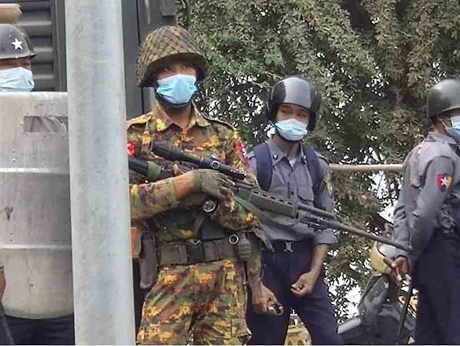미얀마 만달레이에서 군복을 입은 사람이 총을 들고 있는 모습 / 사진 = 미얀마 국립의대 병원 직원 제공
