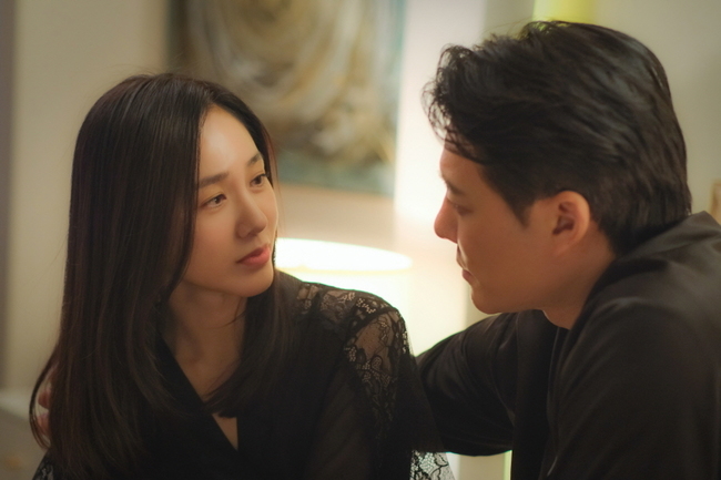The temperature difference hugs of Lee Tae-gon, Park Joo-Mi and Song Ji-in, Marriage Lyric Divorce Composition, have been revealed.TV CHOSUN Weekend Mini Series Marriage Writer Divorce Composition (Phoebe, Lim Sung-han)/Director Yoo Jung-joon, Lee Seung-hoon/Produced (Jidam Media), Green Snake Media/hereinafter The Join Song)My father said, I dont even know the wind bar, and I was shocked by the dramatic contrast between my 40-year-old wife, Park Joo-Mi, and Ami, and Lee Tae-gon, who was drunk and sleeping.In this regard, Lee Tae-gon, Park Joo-Mi and Song Ji-in, who have been ominous in the last 10 endings, are attracting attention because they have caught the next hot temperature difference.In the play, Shin Yu-shin is different from his wife and adulterous woman. Shin Yu-shin wakes up his wifes stupid instincts with a charming hug,On the other hand, Ami, a 16-year-old girl, is a double-faced woman who shows the worlds heartbreaking hug.Currently, Shin Yu-shin is thoroughly deceiving Safi Young, and Shin Yu-shin is paying attention to whether he can continue this concealment work without being seen to the end.The scene of 1 Day 2 ug, played by Lee Tae-gon, Park Joo-Mi and Song Ji-in, was filmed in early February.Shin Yusin is a person who commits an affair, but he wants to be seen as a perfect husband. The hug scene of the two people also has to reveal a little different sweetness.Lee Tae-gon, who had been struggling with the script to the point of being tattered to do this, played with Park Joo-Mi without hesitation and directed the opposite side of Tikitaka Chemi and Song Ji-in as a strong senior, and impressed the scene.Lee Tae-gons unique consideration, which matches the opponents role anywhere, gave a great impression on the filming scene.