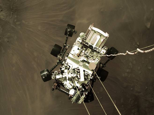 NASA의 인버턴스 탐사선이 2월18일 화성에 착륙했을 때 여러 카메라가 촬영한 사진의 일부다. ⓒUPI 연합