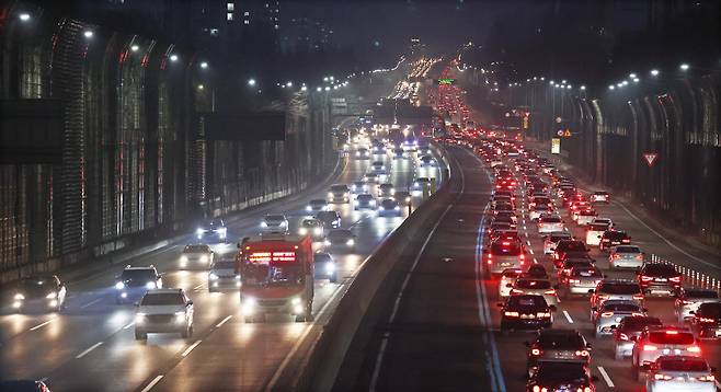 설 연휴 마지막 날인 14일 저녁 서울 서초구 잠원IC 쪽 도로가 붐비는 모습 ⓒ연합뉴스