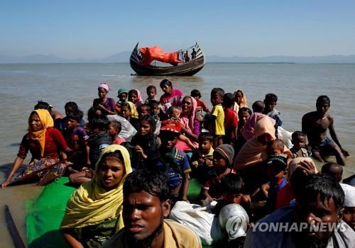 2017년 보트를 타고 미얀마에서 방글라데시로 넘어온 로힝야족 난민. [로이터=연합뉴스]