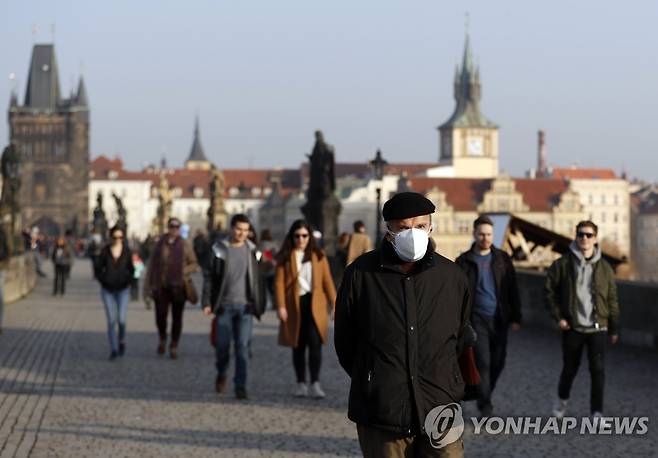 지난 25일 체코 프라하에서 한 남성이 마스크를 쓰고 있는 모습. [AP=연합뉴스 자료사진]