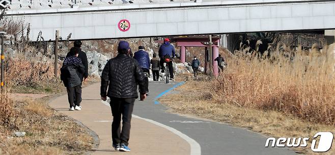 전북 전주시 전주천변 산책로에서 시민들이 산책을 즐기고 있다. /뉴스1 © News1 유경석 기자