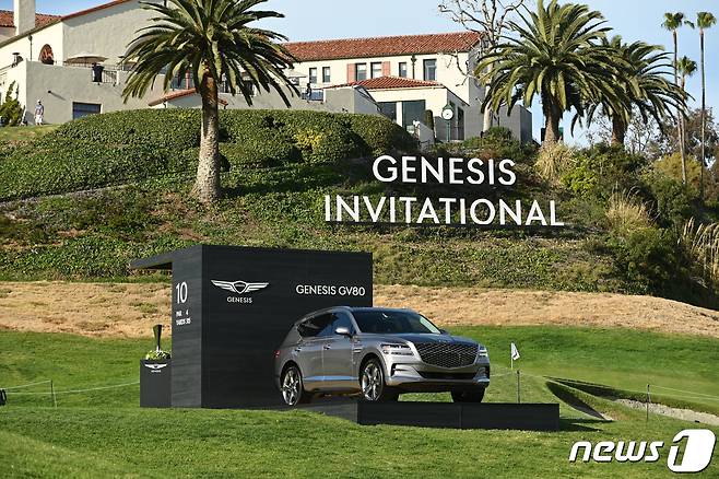 제네시스 브랜드가 타이틀 스폰서로 후원하는 PGA 투어 토너먼트 대회 ‘2021 제네시스 인비테이셔널(The Genesis Invitational)’이 18일 미국 캘리포니아주 리비에라 컨트리 클럽에서 개막해 오는 21일까지 열린다. 사진은 리비에라 컨트리 클럽 10번홀에 우승자에게 제공되는 제네시스 SUV GV80가 전시된 모습. (제네시스 브랜드 제공) 2021.2.18/뉴스1