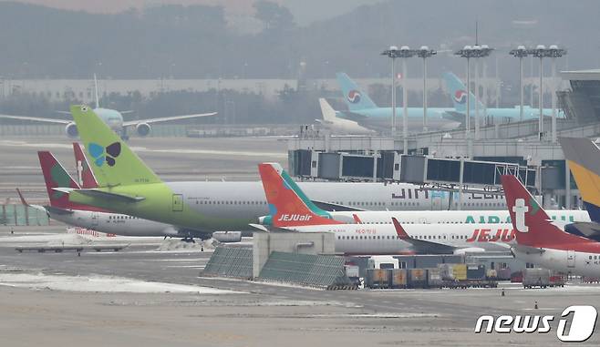 인천국제공항 계류장에 저비용항공사(LCC) 여객기들이 계류돼 있다. 2021.1.10/뉴스1 © News1 이성철 기자