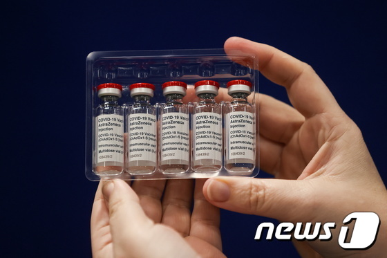 영국 뉴캐슬어폰타인에 있는 백신센터에서 의료진이 아스트라제네카가 개발한 신종 코로나바이러스감염증(코로나19) 백신을 들어 보이는 모습. 로이터=뉴스1© 뉴스1