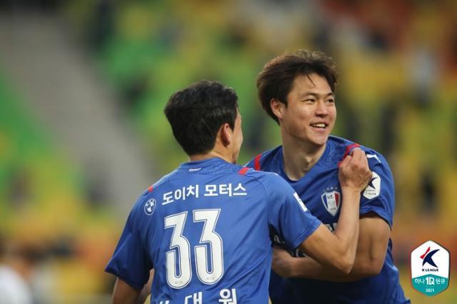 수원삼성 김건희(오른쪽)가 28일 수원월드컵경기장에서 열린 광주FC와 경기에서 득점한 뒤 기뻐하고 있다. 한국프로축구연맹 제공