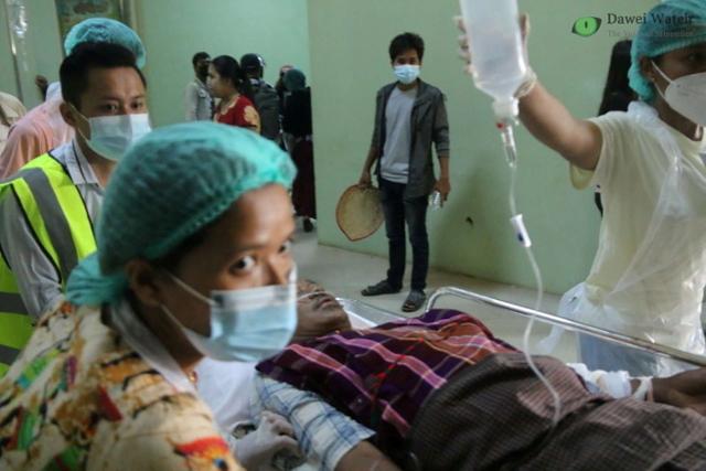 28일 미얀마 다웨이 지역 의료진이 군 실탄 사격으로 부상한 시민을 옮기고 있다. 다웨이=로이터 연합뉴스