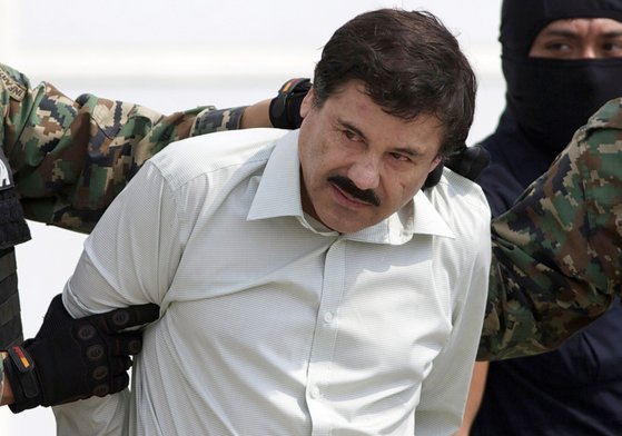 지난 2014년 엘 차포의 체포 당시 모습. 미 연방검찰은 ‘땅딸보’라는 뜻의 ‘엘 차포(El Chapo)’라는 별명의 구스만이 지난 30여년간 마약 거래를 통해 모은 재산을 총 126억6618만1704달러(약 14조6700억원)로 추정했다. [AP=연합뉴스]