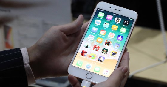 업계에 따르면 음성 기반 SNS인 '클럽하우스'의 인기로 인해 2017년 출시된 아이폰8의 중고폰 가격이 되레 올라가는 현상이 나타나고 있다. 우상조 기자