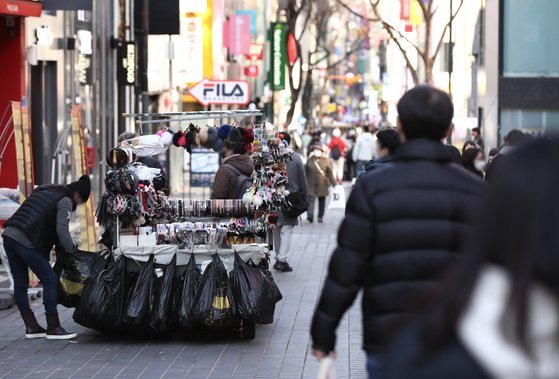 서울 명동 거리를 찾은 시민들이 발걸음을 옮기고 있다. 당정청은 28일 노점상 약 4만여명에 50만원씩을 주는 4차 재난지원금 지급안에 합의했다. 연합뉴스
