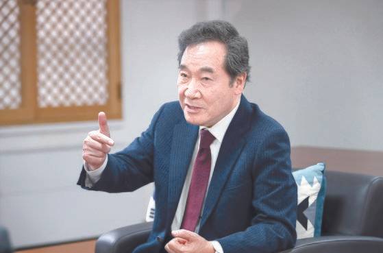 지난 23일 서울 여의도 민주당사에 한 중앙일보와의 인터뷰에서 이낙연 대표는 "기소와 수사를 분리한다는 당의 원칙은 흔들림이 없을 것"이라고 말했다. 오종택 기자