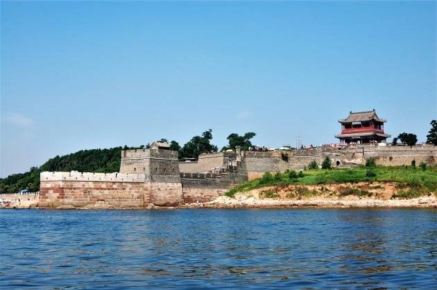 연암이 올라 '산해관기'를 쓴 만리장성의 동쪽 끝인 산해관. 산해관은 산과 바다가 만나는 관애(성벽)라는 뜻을 담고 있다. 사진=석하사진 문화연구소 제공