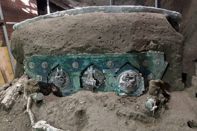 마차에 달린 동·주석 성분의 장식품. 폼페이고고학공원은 이 장식물이 그리스로마신화 사랑의 신인 큐피트라고 27일(현지시간) 설명했다. 폼페이고고학공원 제공