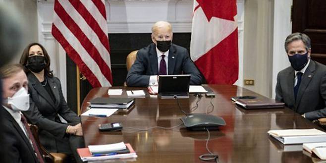 2015년 이란 핵 합의의 판을 그렸던 인사들이 2021년 현재 조 바이든 미국 행정부의 핵심 요직에 있다. 바이든 대통령과 토니 블링컨 미 국무장관, 제이크 설리번 미 백악관 국가안보보좌관 등이 있다. 사진은 바이든 대통령이 지난 23일 백악관에서 쥐스탱 트뤼도 캐나다 총리와 화상으로 양자 정상회담을 하는 모습.