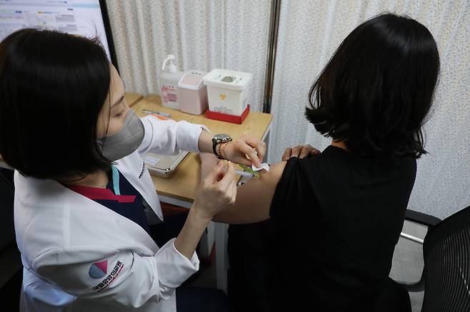 27일 오전 서울시 중구 을지로 국립중앙의료원 중앙예방접종센터에서 의료진이 화이자 백신을 접종 받고 있다. 뉴시스