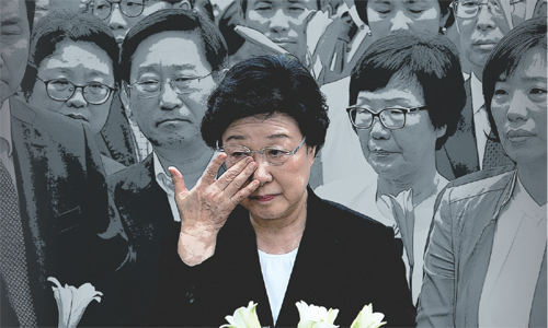 2015년 8월 대법원에서 실형 2년이 확정된 한 전 총리가 지지자들의 배웅 속에 서울구치소에 수감되면서 눈물을 닦고 있다. 자료 뉴스1