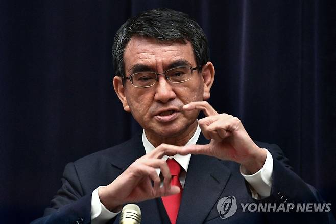 코로나19 백신 접종 계획 밝히는 일본 행정개혁 담당상 (도쿄 AFP=연합뉴스) 일본의 신종 코로나바이러스 감염증(코로나19) 백신 접종 책임자인 고노 다로 행정개혁 담당상이 지난 16일 도쿄에서 기자회견을 열고 코로나19 백신 접종 계획을 발표하고 있다. sungok@yna.co.kr