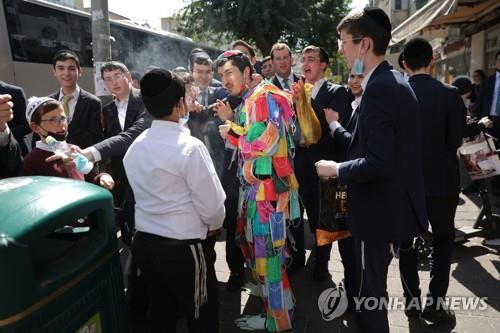 이스라엘 브네이 브락에서 부림절 명절을 즐기는 초정통파 유대교도들 [epa=연합뉴스]