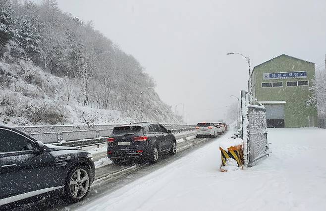 많은 눈이 내린 1일 강원 양양군 양양읍 일대 도로에서 차량이 서행 운전을 하고 있다.(사진=연합뉴스)