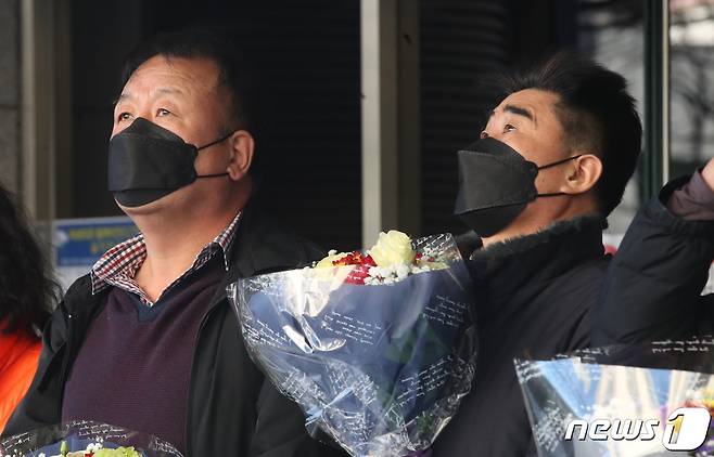 ‘낙동강변 살인사건’ 범인으로 지목돼 21년간 옥살이를 한 장동익씨와 최인철씨가 4일 오전 부산 연제구 부산고등법원에서 열린 재심 선고 공판을 마친 후 취재진과 질의응답 중 하늘을 바라보고 있다. 2021.2.4/뉴스1 © News1 여주연 기자