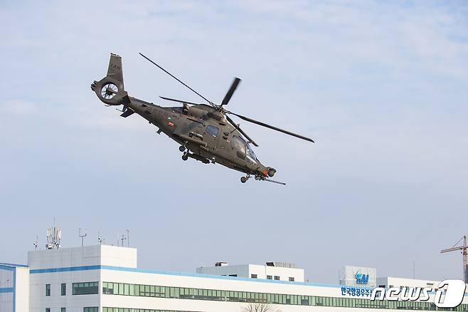 지난달 24일 경남 사천 한국항공우주산업(KAI) 사천공장에서 한국형 소형무장헬기(LAH)가 시범비행을 하고 있다.(방위사업청 제공) 2021.3.1/뉴스1
