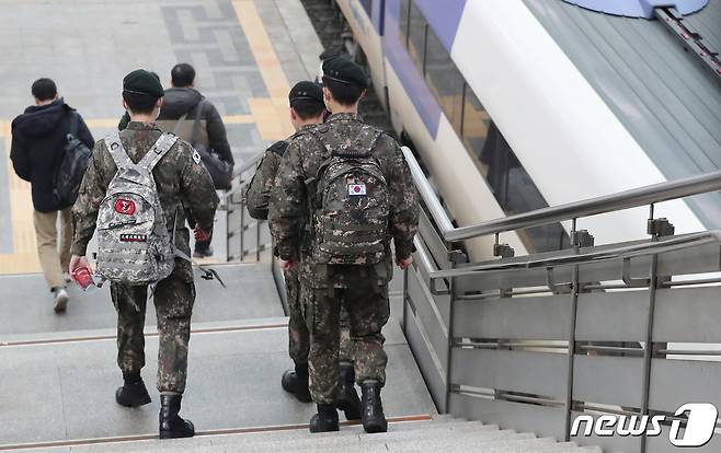 지난달 15일 서울역에서 촬영된 휴가를 나온 군 장병들 모습. 2021.2.15/뉴스1 © News1 박지혜 기자