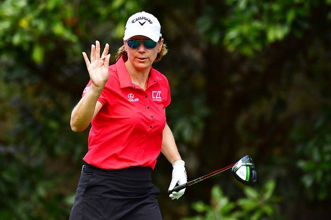 ORLANDO, FLORIDA - FEBRUARY 28: Annika Sorenstam of Sweden waves to fans after teeing off on the first hole during the final round of the Gainbridge LPGA at Lake Nona Golf and Country Club on February 28, 2021 in Orlando, Florida.   Julio Aguilar/Getty Images/AFP

== FOR NEWSPAPERS, INTERNET, TELCOS & TELEVISION USE ONLY ==

AP연합뉴스