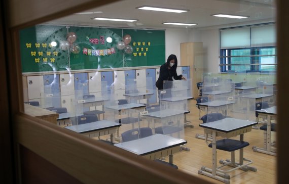 서울의 한 초등학교 교실에서 담임교사가 개학을 앞두고 신입생을 맞을 준비를 하고 있다. 뉴시스