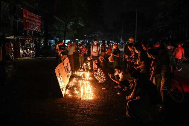 28일 미얀마 양곤에서 시위대가 군부 시위 진압 과정에서 숨진 이들을 추모하고 있다. 양곤/AFP 연합뉴스