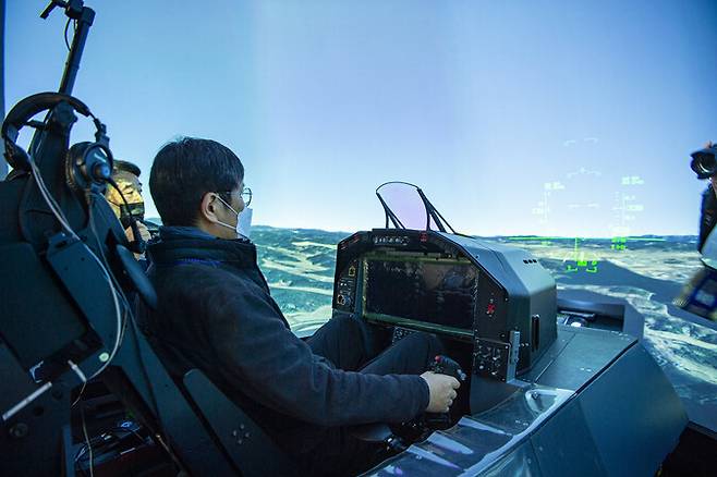 한국형전투기 교육·훈련용인 ‘조정성 평가 시뮬레이터’(HQS)에서 필자가 전방상향시현기(HUD)를 보며 조종간을 작동해보고 있다. 국방일보 제공