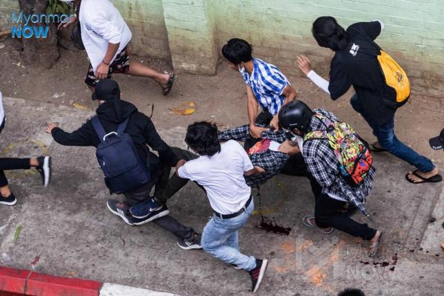 지난달 28일 미얀마 양곤 도심에서 복부에 총상을 입은 청년이 시민들에 의해 옮겨지고 있다. 미얀마나우 캡처