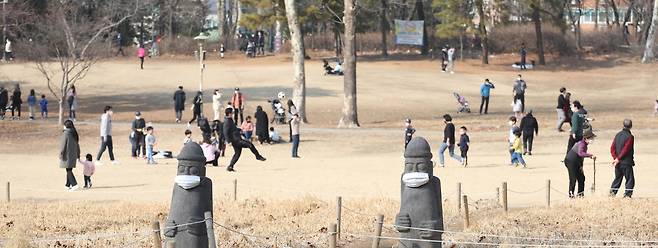 People walk in Children's Grand Park in Gwangjin-gu, Seoul, Feb. 21. (Yonhap)