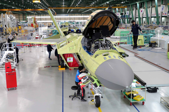 Engineers in Sacheon, South Gyeongsang on Wednesday work on a nearly completed prototype of the country's first indigenously developed fighter jet. [YONHAP]