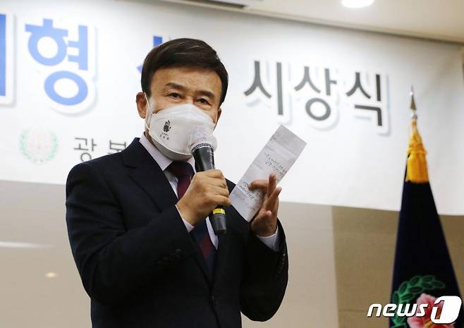 (서울=뉴스1) 송원영 기자 = 김원웅 광복회장이 25일 서울 여의도 광복회관에서 열린 '독립운동가 최재형상' 시상식에서 발언하고 있다. (광복회 제공) 2021.1.25/뉴스1