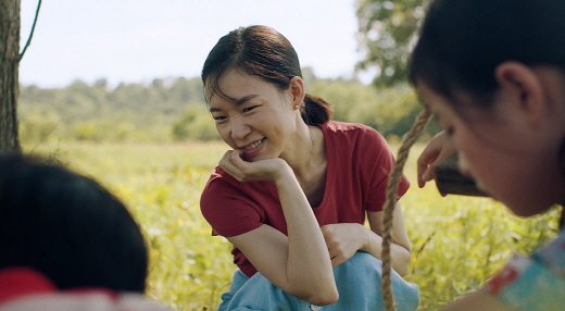 오는 3일 한국 개봉을 앞둔 영화 '미나리'가 골든 글로브 시상식에서 최우수 외국어 영화상을 수상해 세계적인 관심을 받고 있다. /사진=네이버 영화