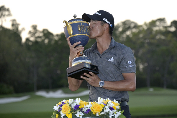 미국의 콜린 모리카와가 1일 오전(한국시간) 미국 플로리다주 브레이든턴의 컨세션 골프클럽에서 PGA투어 WGC 워크데이 챔피언십 우승 트로피에 입을 맞추고 있다. AP뉴시스