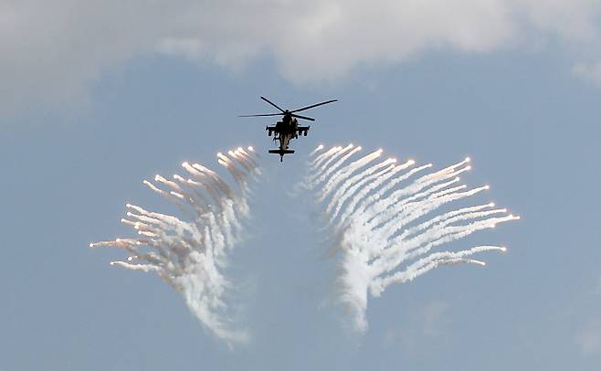 우리 육군이 운용하는 AH-64E 아파치 가디언의 비행 시범. 국방부 제공