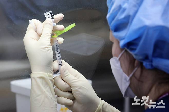 화이자 백신을 제조 중인 의료진. 사진공동취재단